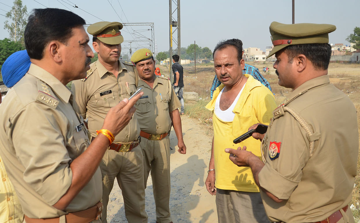robbed 90 thousand rupees from the cashier.