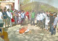 student burnt, effigy of vc, warning of to lock the gate