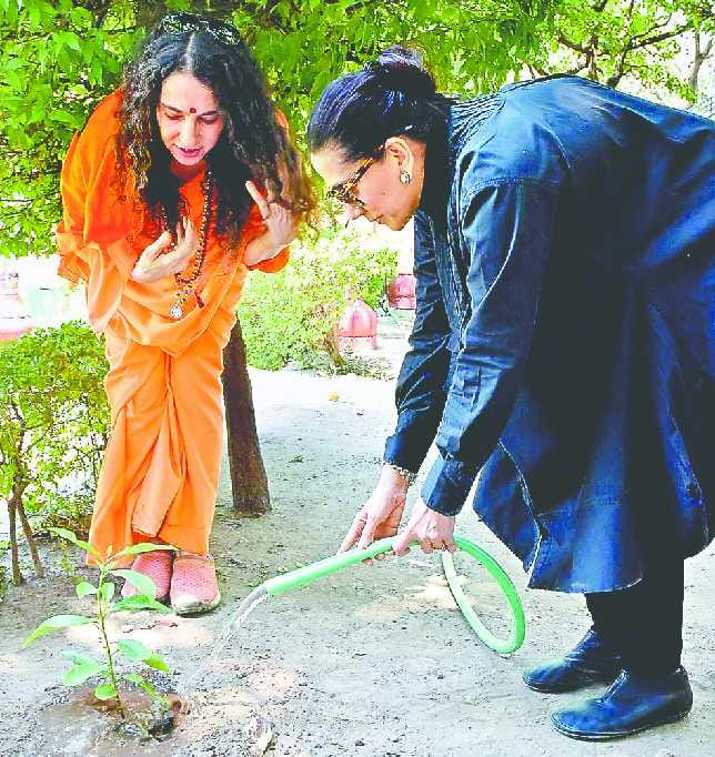 Actor Anil Kapoor's wife reached Parmarth Niketan'
