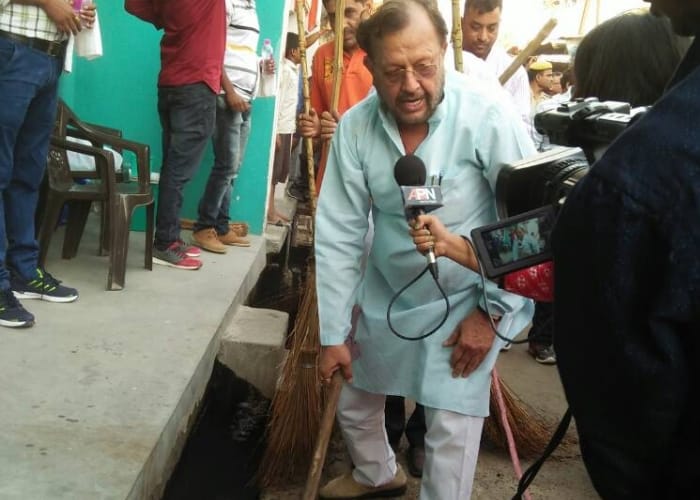 up cm cleans lucknow road under swachchhta abhiyan