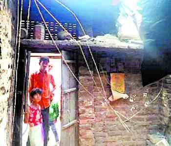  The collapsed roof, six wounded during the procession