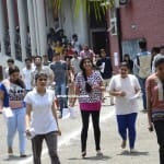 परीक्षा देकर निकलते प्रतिभागी