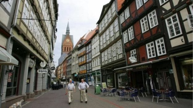  The threat of World War II bombs, the city is empty