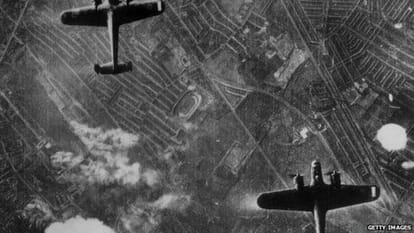  The threat of World War II bombs, the city is empty