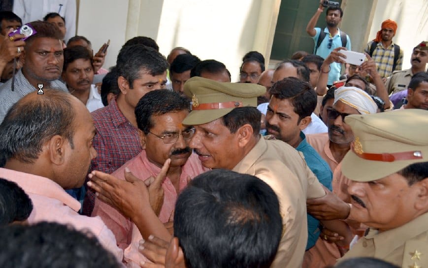 Police hurt Ravik