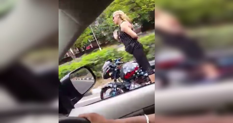 women make stunt on pulsar bike in chandigarh
