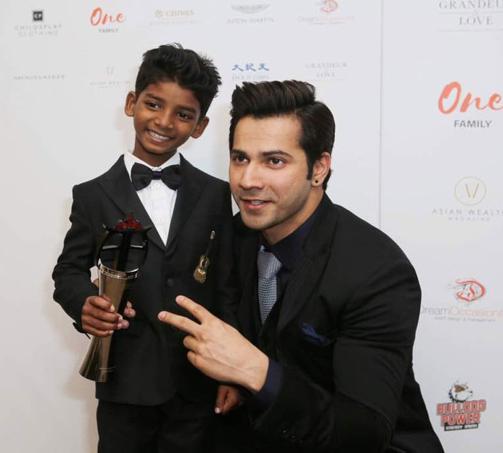 Sunny Pawar Won All Hearts At The Asian Awards 2017 Including Of Sachin Tendulkar & Varun Dhawan