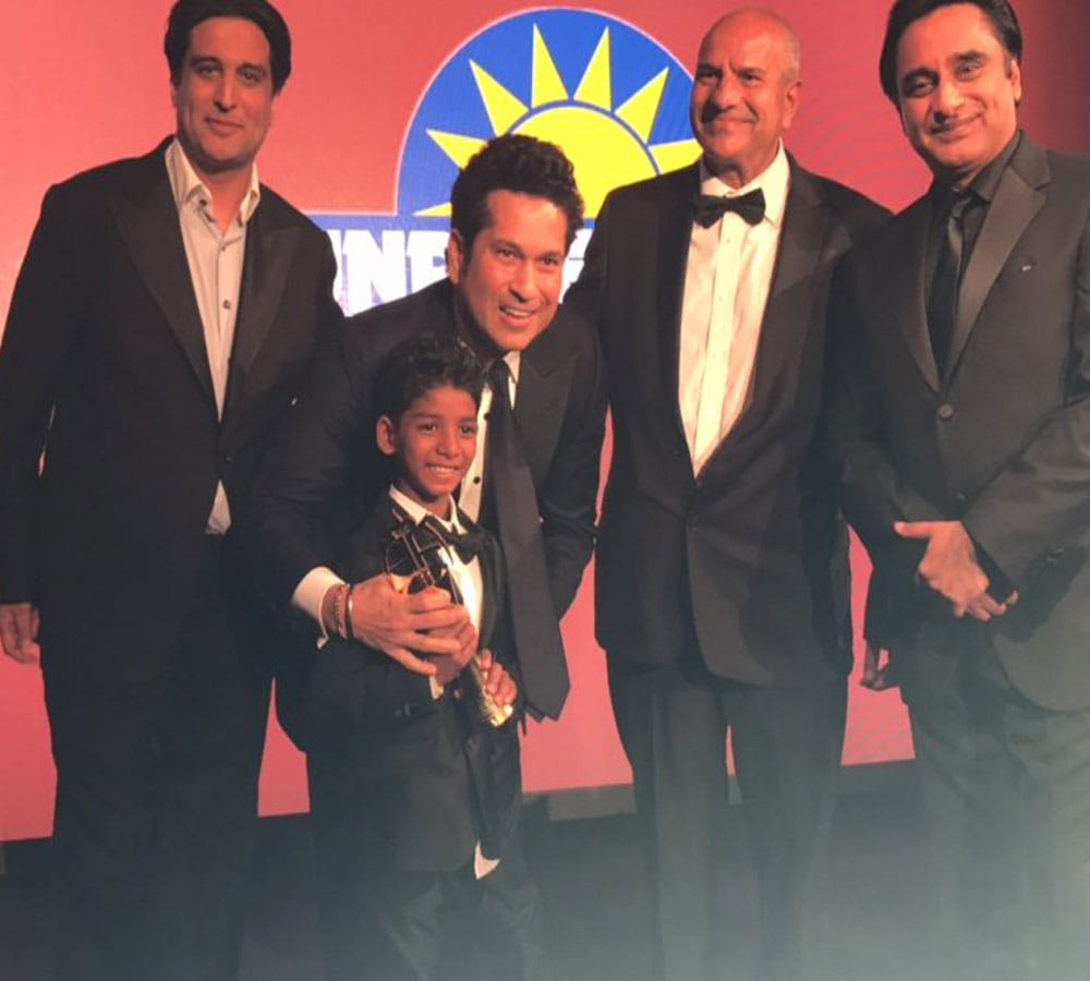 Sunny Pawar Won All Hearts At The Asian Awards 2017 Including Of Sachin Tendulkar & Varun Dhawan