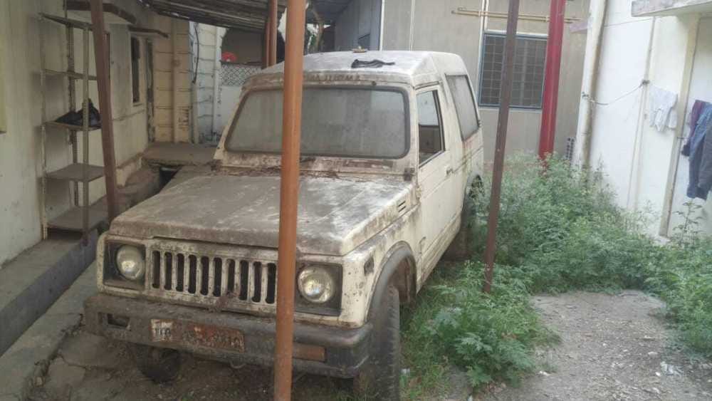 Car carved between the walls of dun hospital building