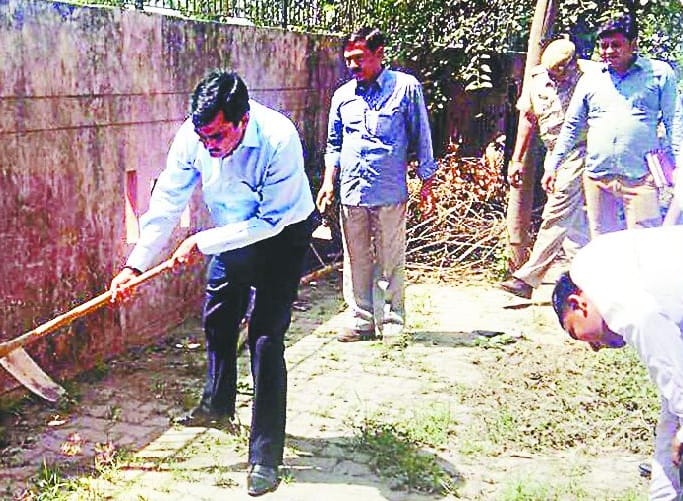 DM and subordinates handle broom