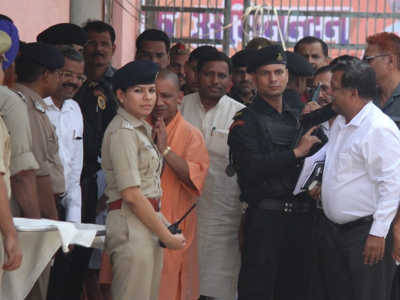 woman are crazy to see cm yogi in agra