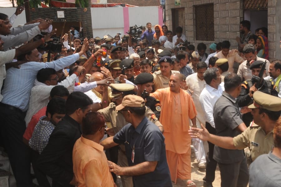 woman are crazy to see cm yogi in agra