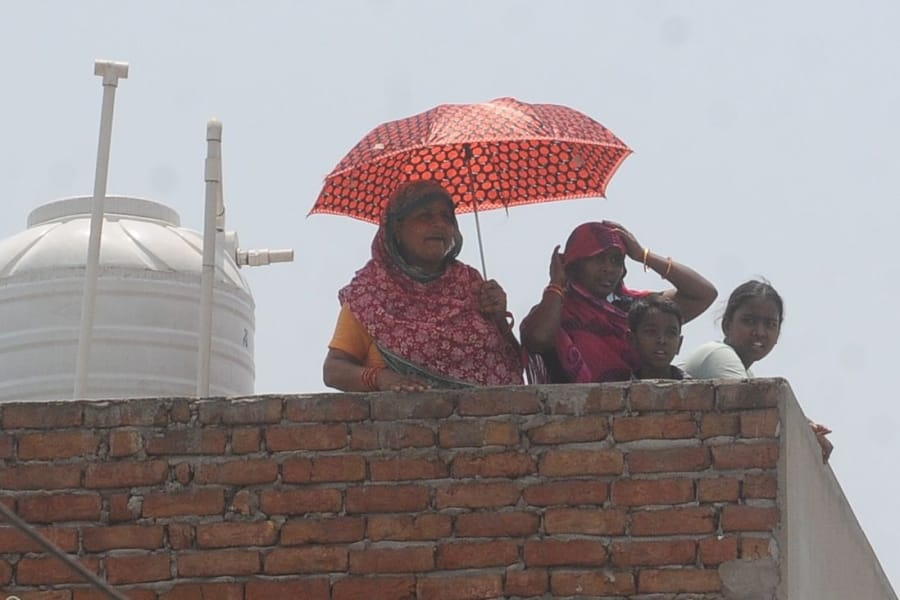 woman are crazy to see cm yogi in agra