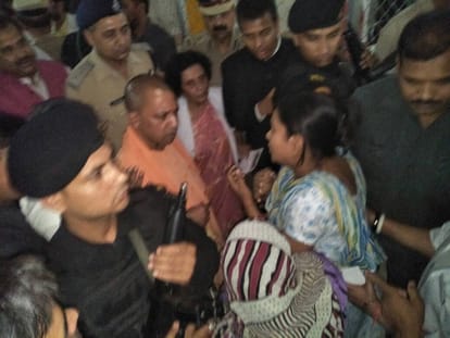 during cm inspection in sn medical college agra a baby died due to negligence of doctor 