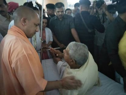 during cm inspection in sn medical college agra a baby died due to negligence of doctor 