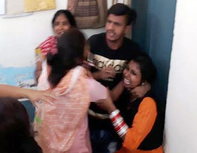 husband wife beaten on road and lady was shouting for help at ludhiana of punjab