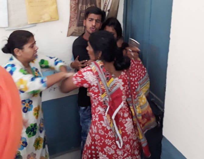 husband wife beaten on road and lady was shouting for help at ludhiana of punjab
