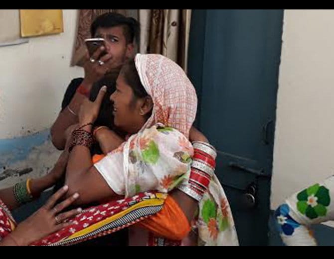 husband wife beaten on road and lady was shouting for help at ludhiana of punjab