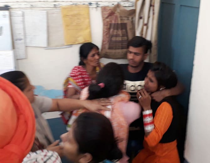 husband wife beaten on road and lady was shouting for help at ludhiana of punjab