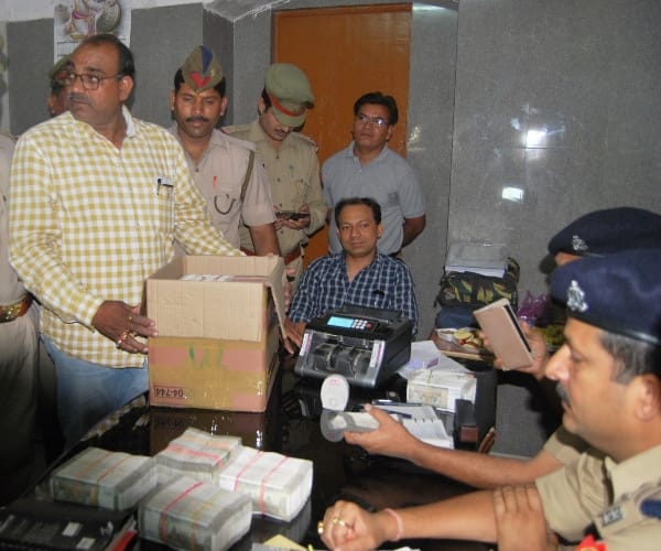 seven and half crores recovered   from wine business man's car.