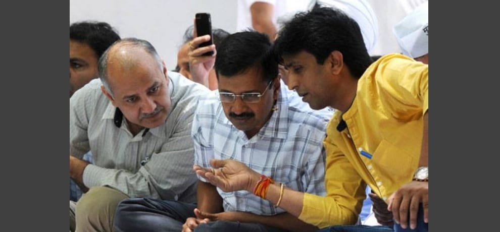 kumar vishwas supports arvind kejriwal over kapil mishra allegation