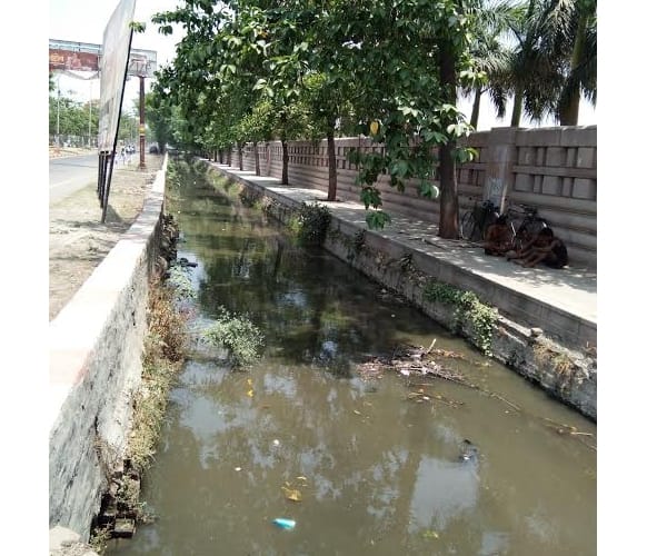 old currency notes found in drain in Lucknow.