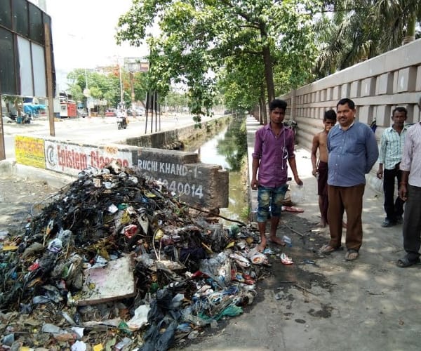 old currency notes found in drain in Lucknow.