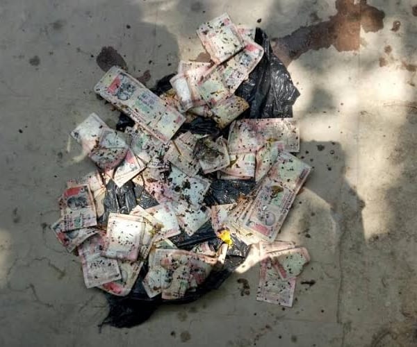 old currency notes found in drain in Lucknow.