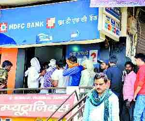 Atm cashless, people in long que