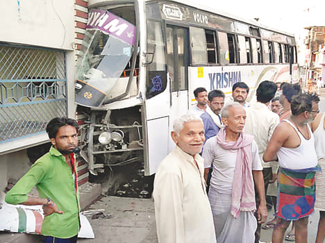 Bus burglary, 40 injured in Baratha