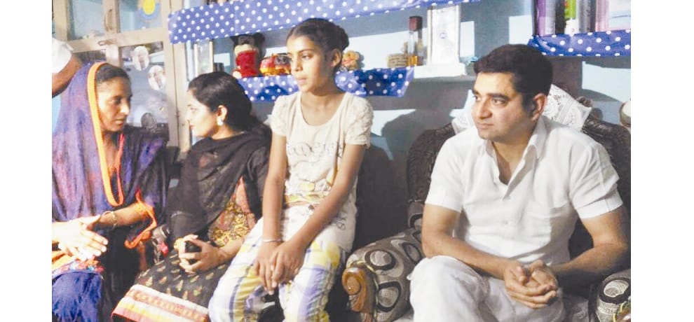 ias yunus khan ips anjumara meets family of martyr paramjit singh