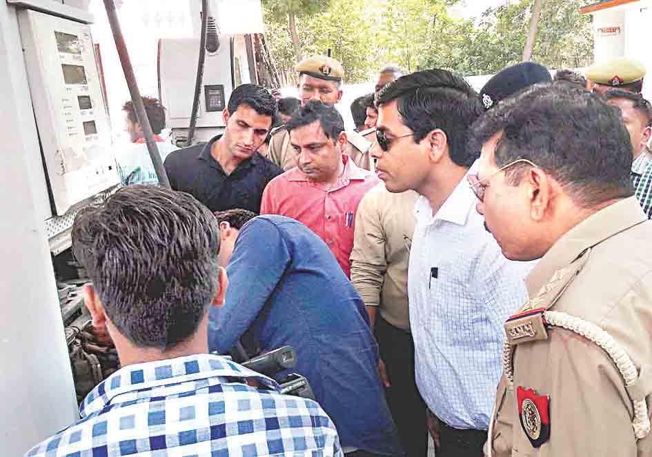 dealership of six more petrol pumps cancel in Lucknow.