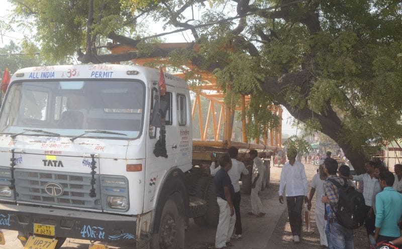 daal aur taaron mein phansa trak, aath ghante laga jaam