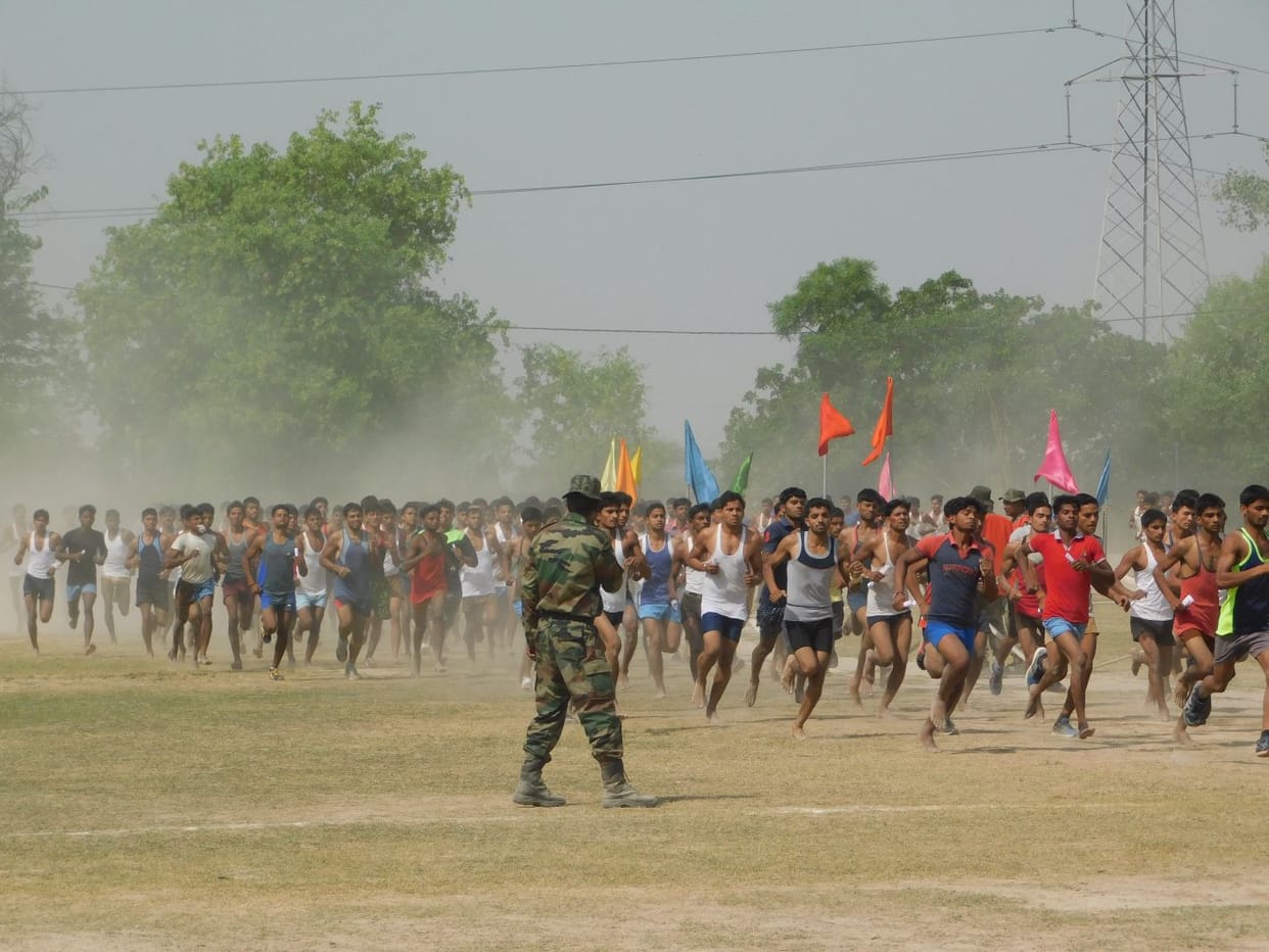 panjeekaran se aadhe hee yuva pahunche daud lagaane