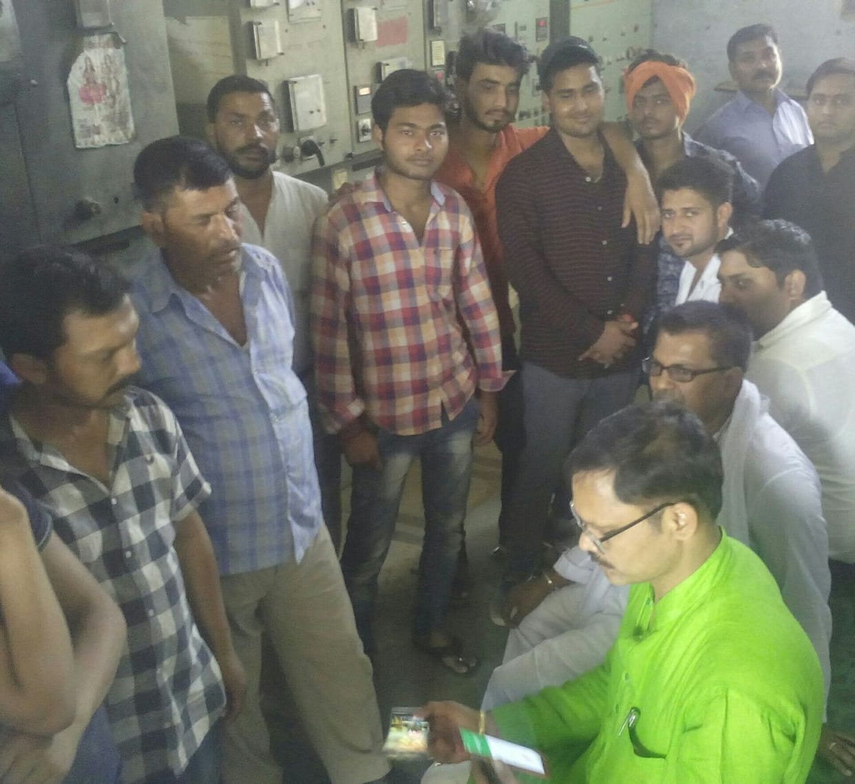 aghoshit katautee se naaraaj logon ne ghera bijaleeghar