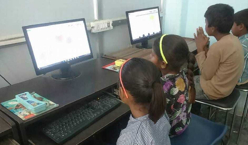 teachers give e education to childrens in haridwar