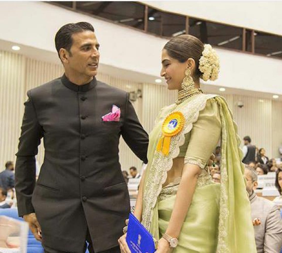 akshay kumar and sonam kapoor celebrates for national award on the set of pad man 