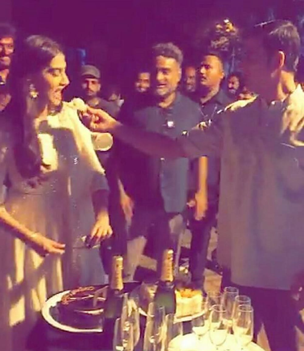 akshay kumar and sonam kapoor celebrates for national award on the set of pad man 