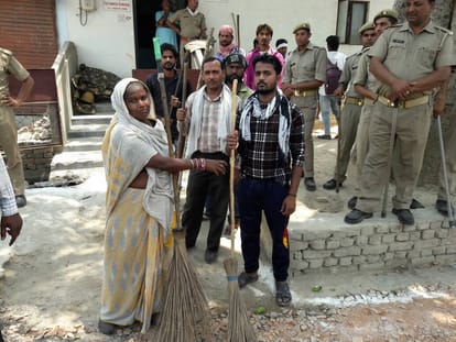 during cm inspection in sn medical college agra a baby died due to negligence of doctor 