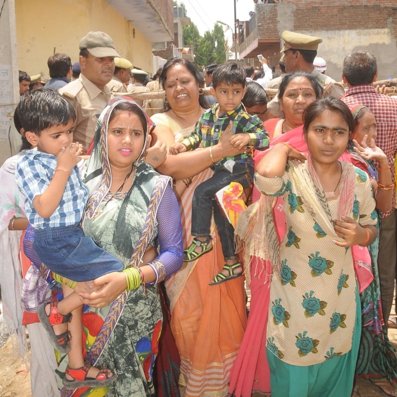 woman are crazy to see cm yogi in agra