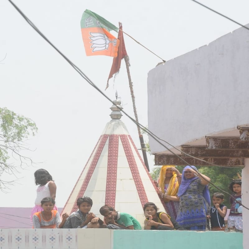 woman are crazy to see cm yogi in agra