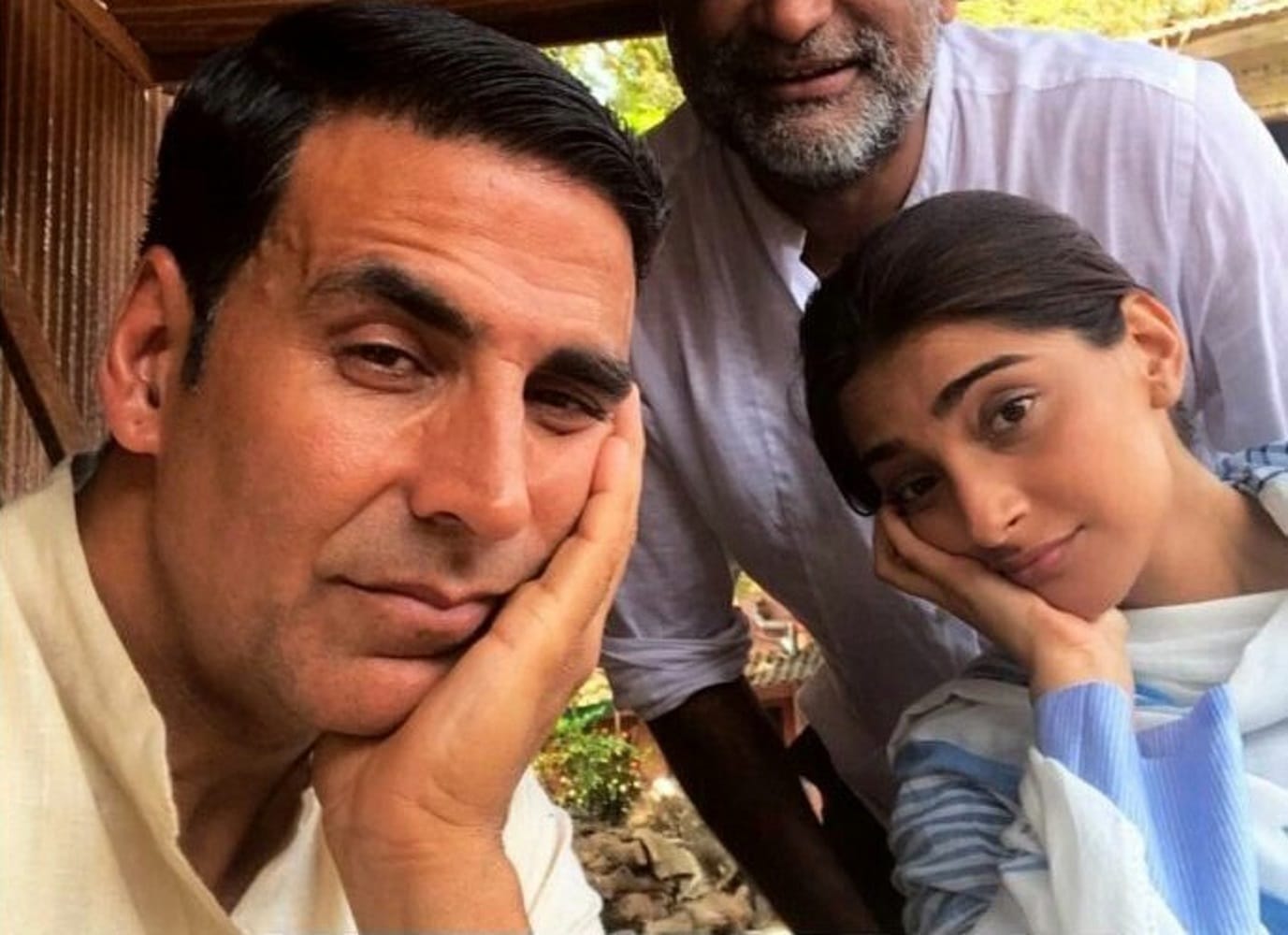 akshay kumar and sonam kapoor celebrates for national award on the set of pad man 
