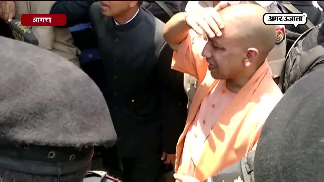 सीएम बनने के बाद पहली बार आगरा पहुंचे सीएम योगी आदित्यनाथ 