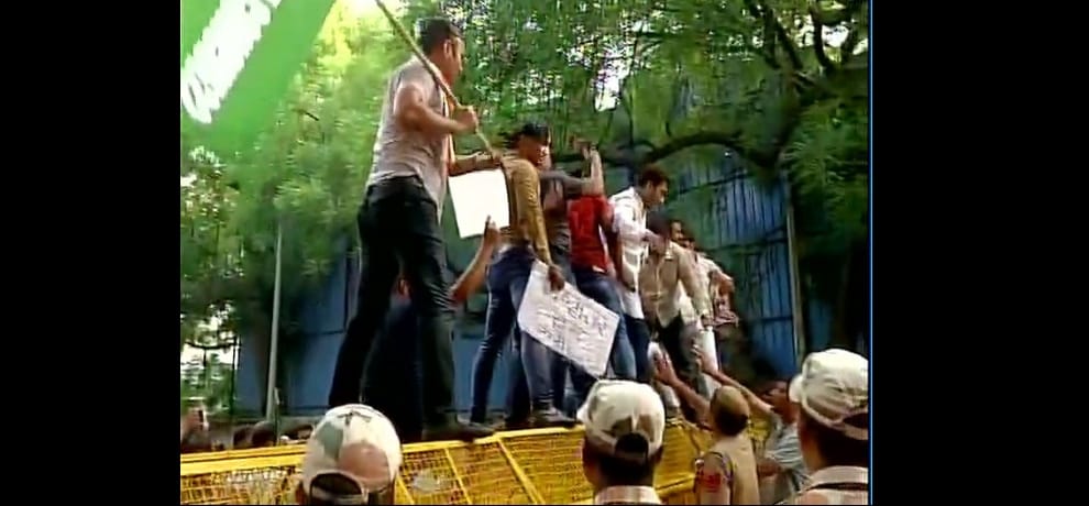 Youth Congress protest outside Kejriwal's residence over Kapil Mishras allegations