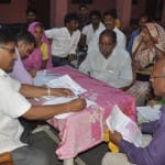 गोरखनाथ मंदिर में बने हेल्प डेस्क में फरियादियों की मदद करते जिम्मेदार।