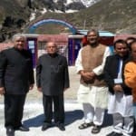 President click photos in front of Badrinath police station