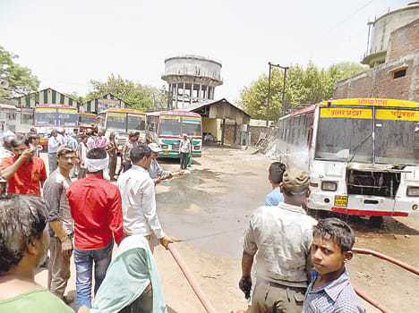 The roadway depot flows in smoke