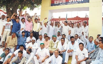 thane par bku ka dharna