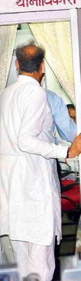 ashok gehlot reach police station at midnight