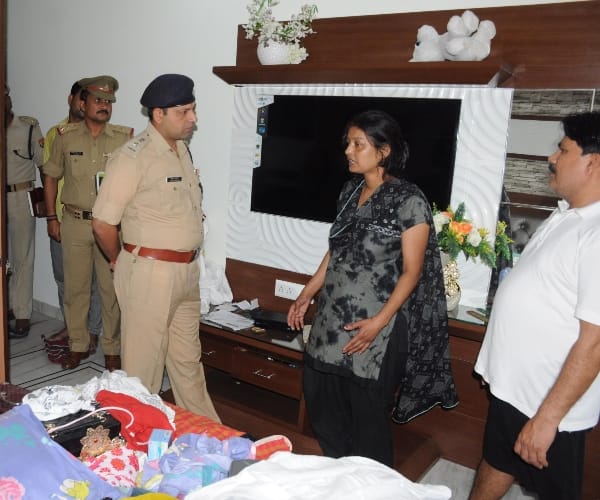 robbery in home of real estate businessman in Lucknow.